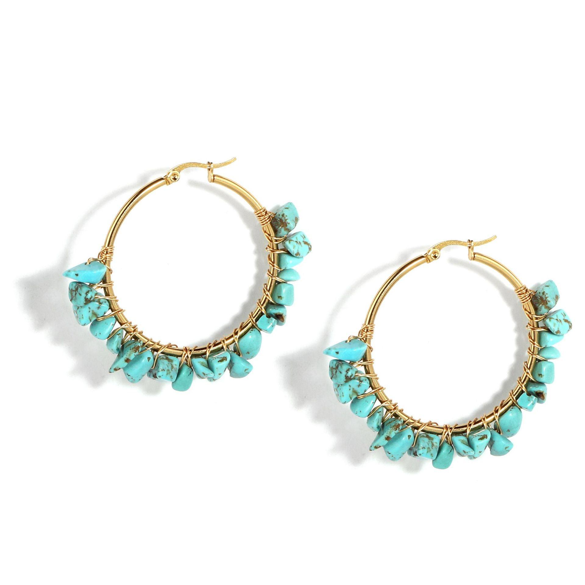The blue-green stone earrings in this design emit a refreshing natural vibe, symbolizing vitality and hope, ideal for wearers with a love for the outdoors and a distinctive style.